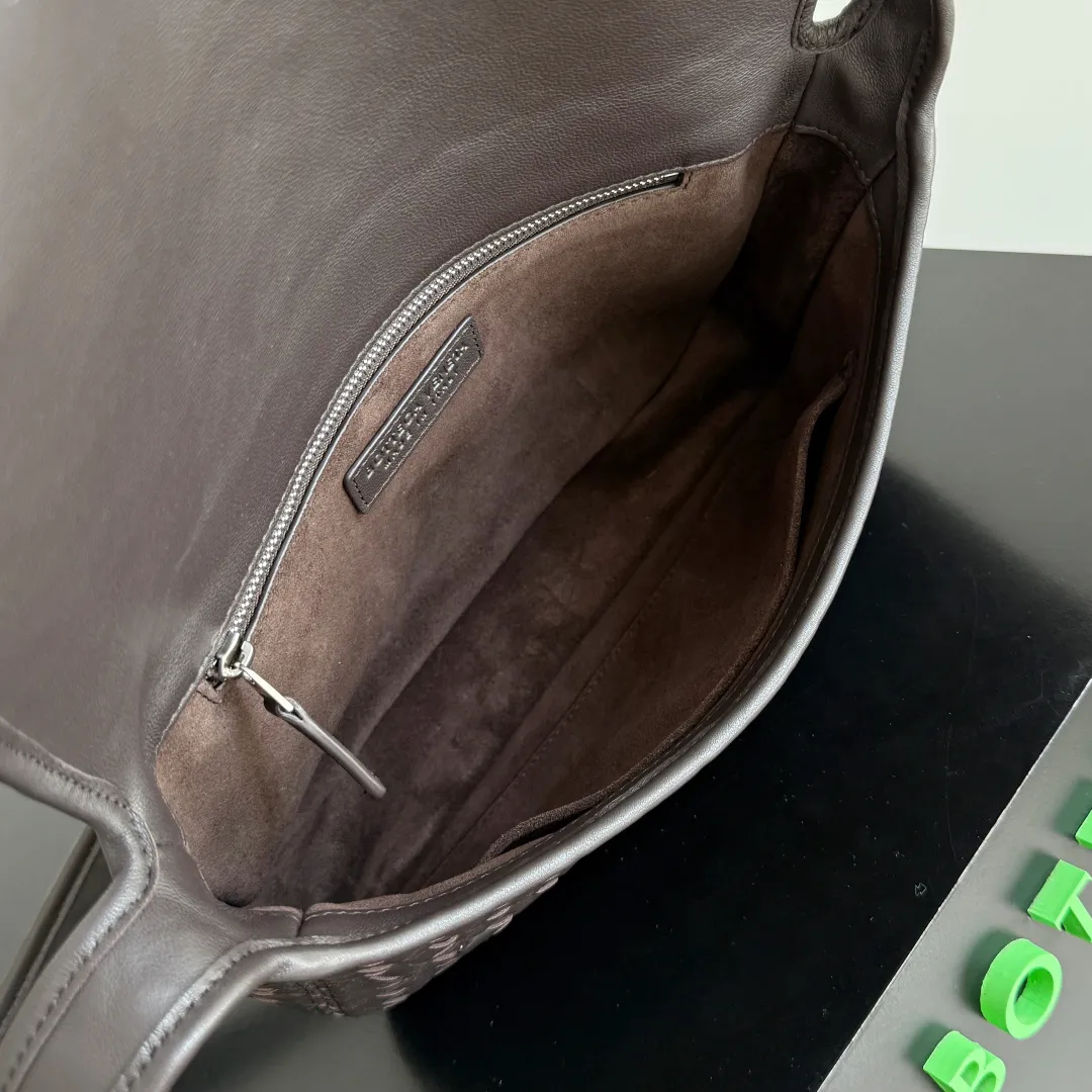 Batch 2020 BOTTEGA VENETA2025 new Veneto flip back bag has been changed from the previous zipper style to a flip design, which is safe, convenient and fashionable. The suction buckle style is also more popular among boys and girls❤️but the zipper compartment is still retained inside. It is not only comfortable, but also elegant and calm, and looks more casual. It is suitable for matching with all kinds of business and casual clothes 😊 to add casual sexiness and make the outfit more complete. The weaving process looks more old-money and retro, and it also has piping processing. Suitable for daily scenes such as shopping and commuting, comfortable and stylish! 💼 Style number: 843836 Color: black brown Size: 26*18.5*5cm